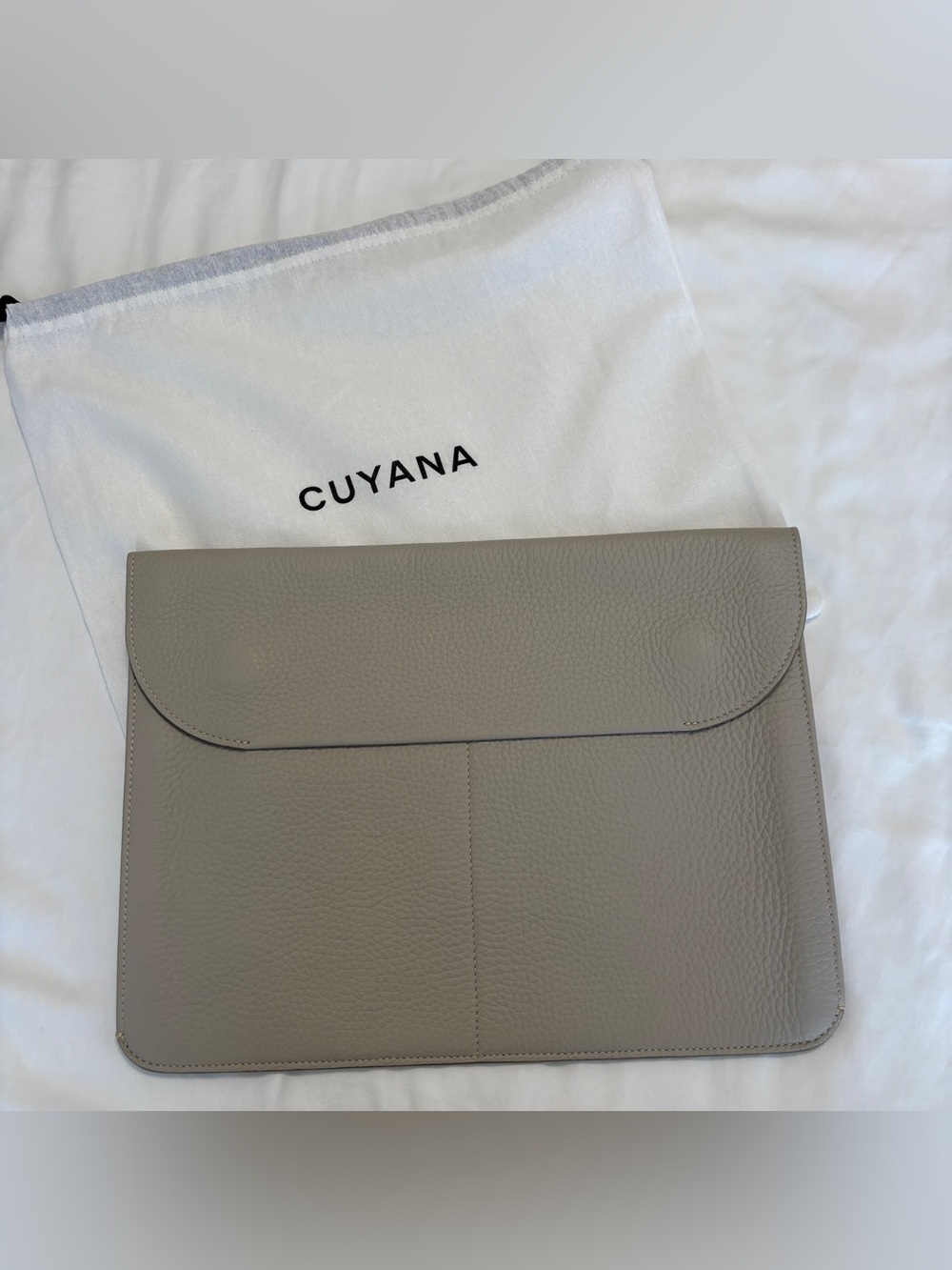Cuyana Tech Carryall 13-inch
Light Stone